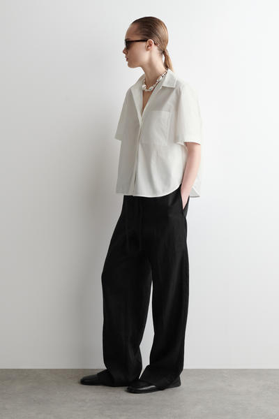 COS クロップド丈半袖コットンシャツ