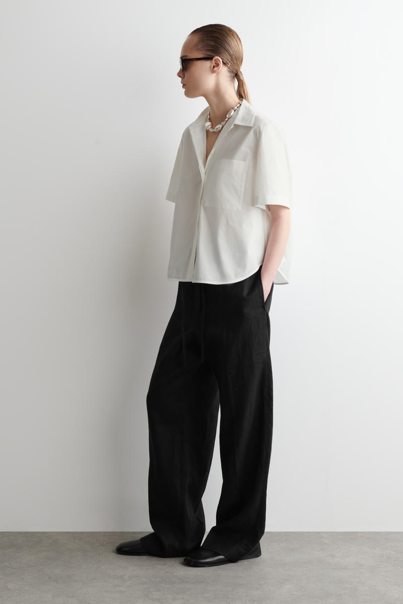 COS クロップド丈半袖コットンシャツ