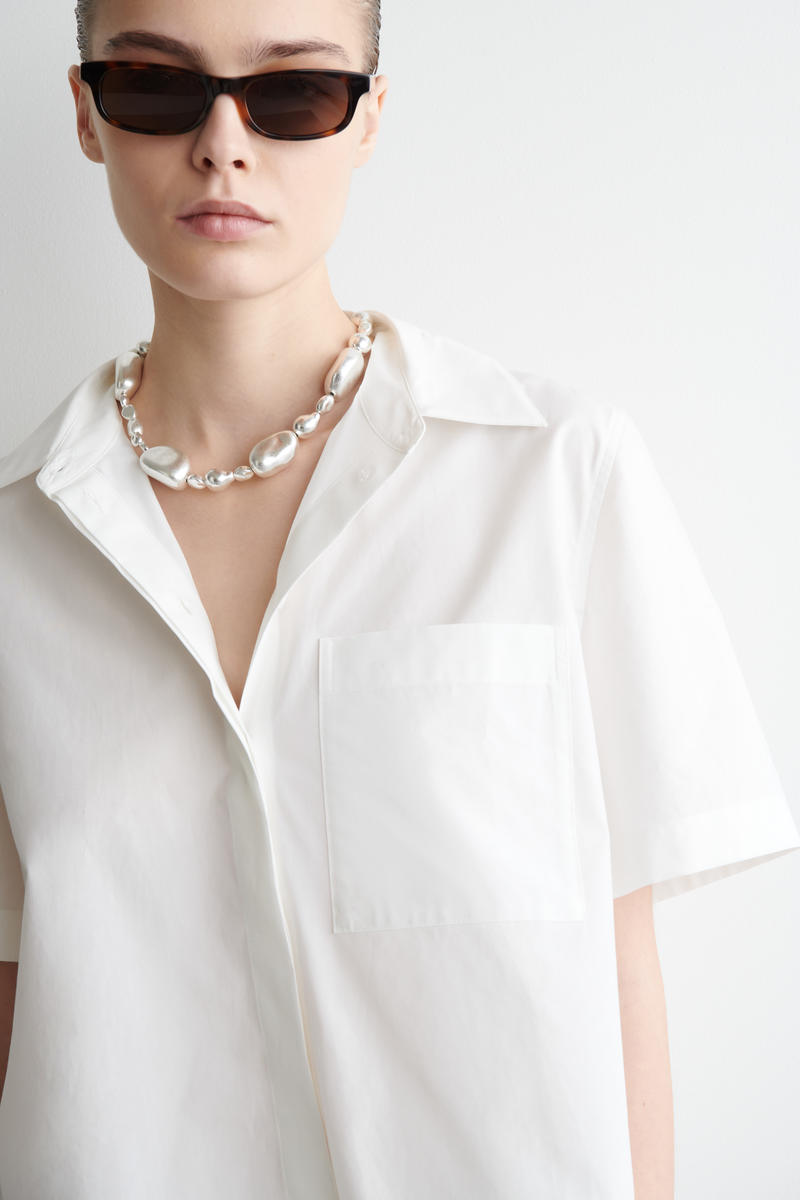 COS クロップド丈半袖コットンシャツ