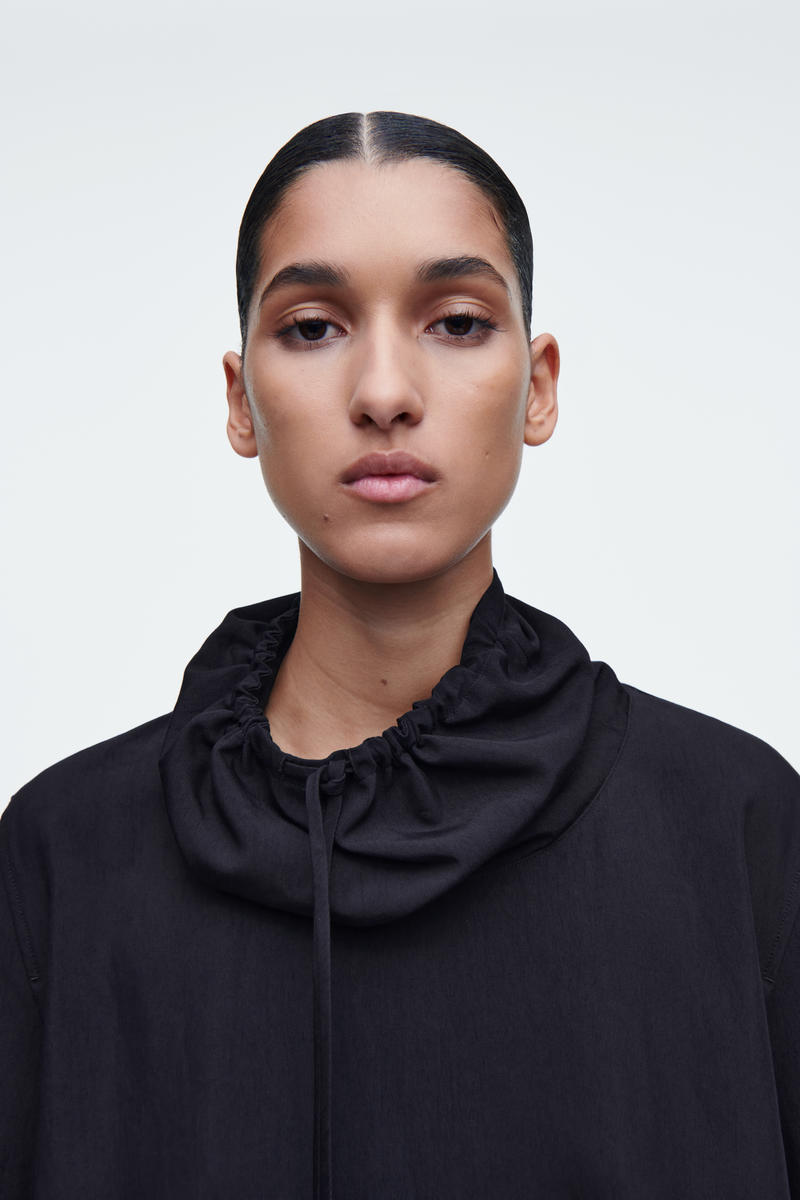 COS ドローストリングネックトップ