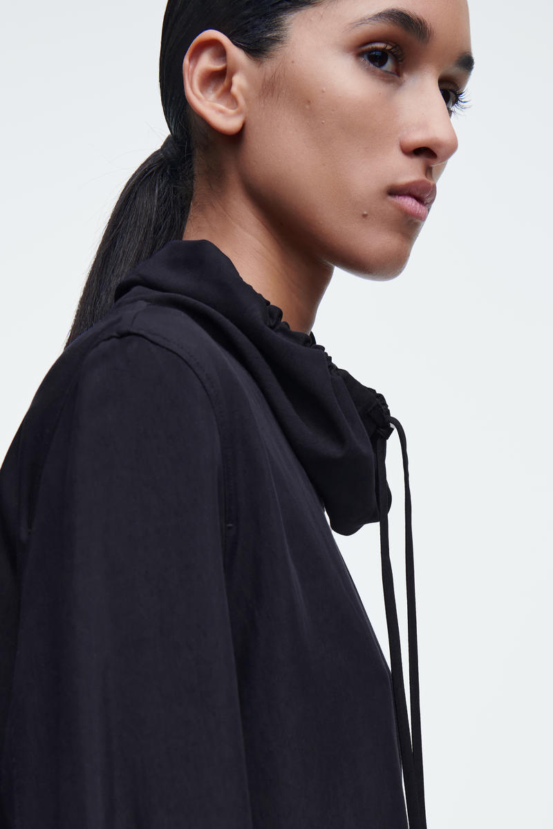 COS ドローストリングネックトップ