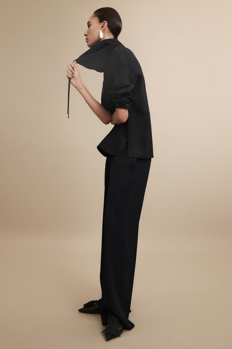 COS ドローストリングネックトップ