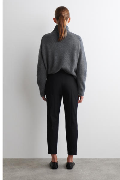 COS ロングカプリレギンス