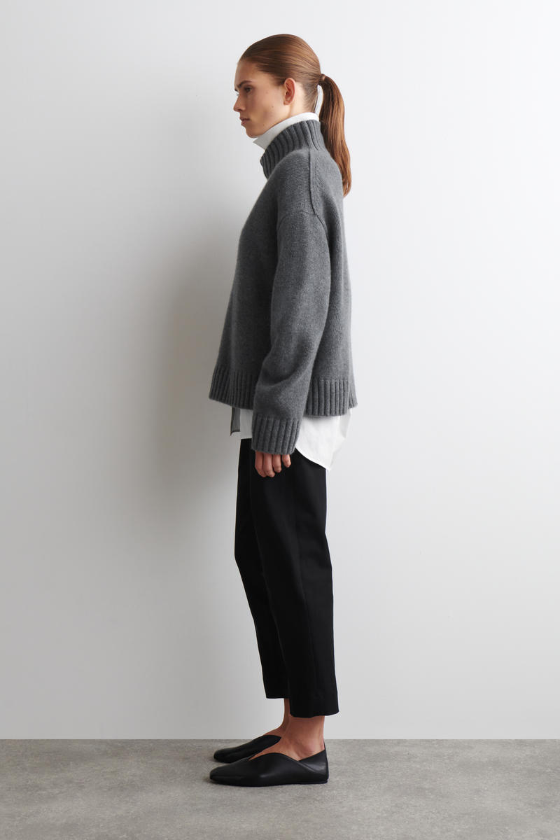 COS ロングカプリレギンス