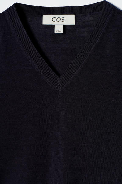 COS ニットコットンVネックTシャツ