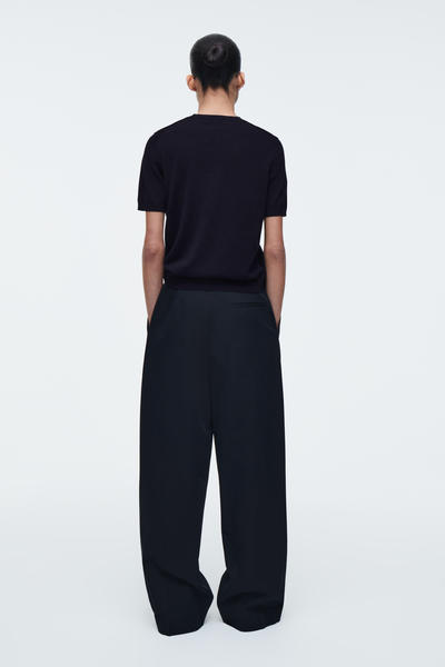 COS ニットコットンVネックTシャツ