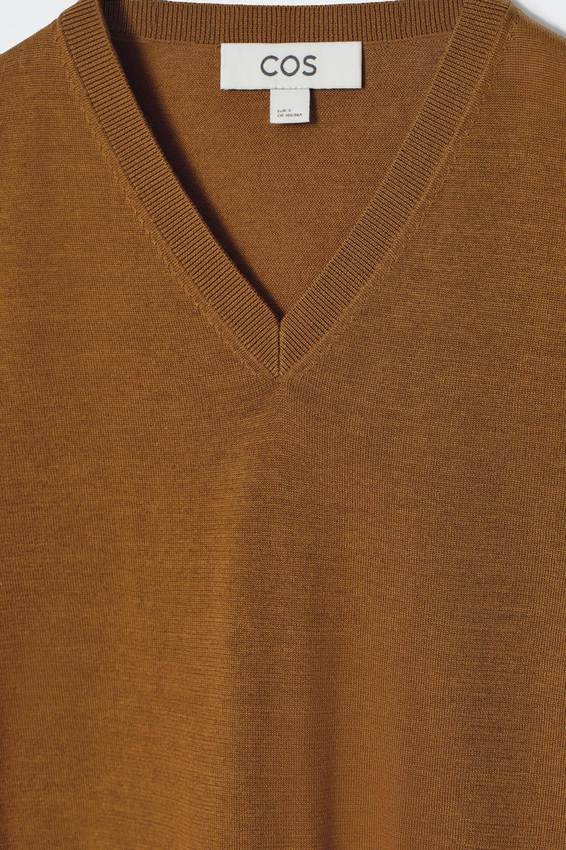 COS ニットコットンVネックTシャツ