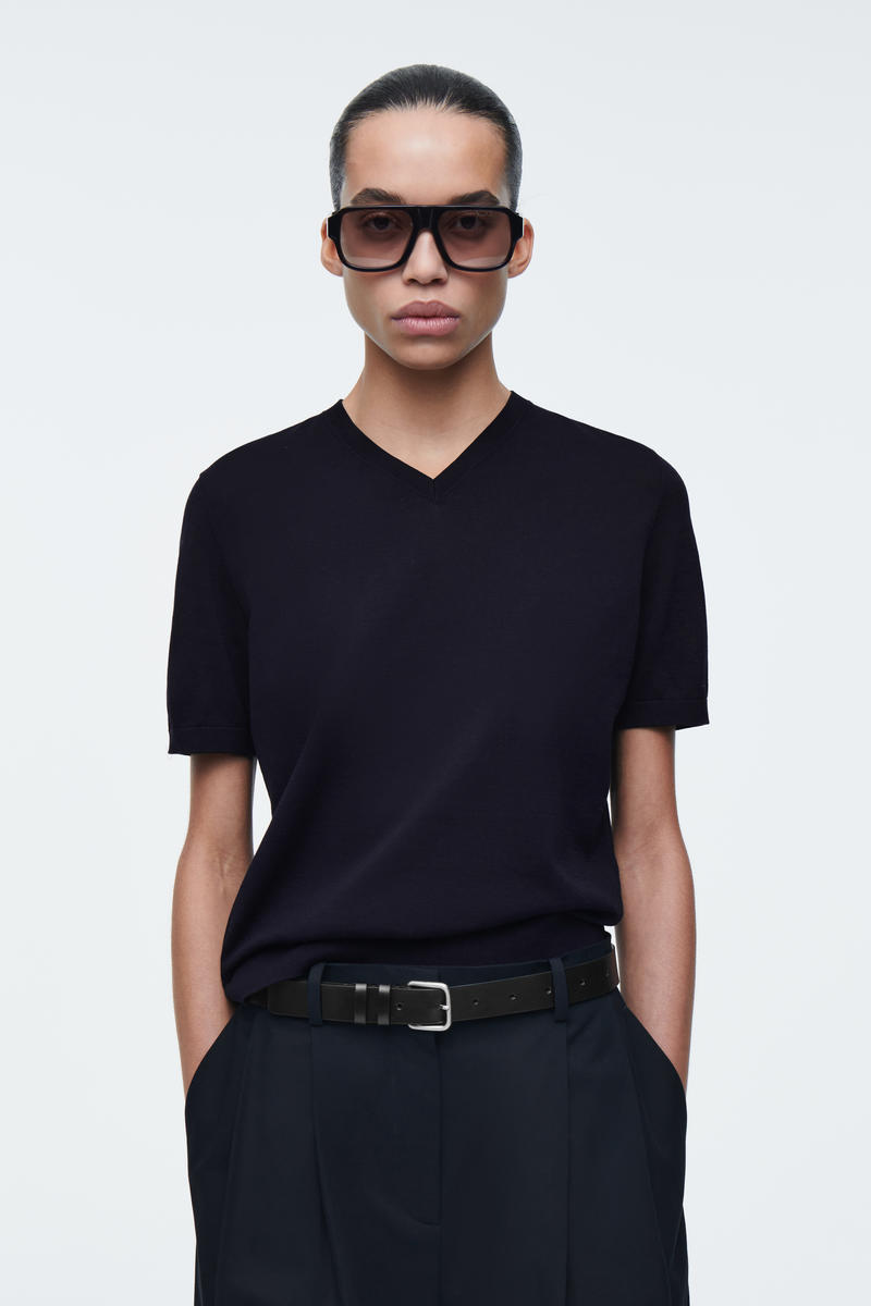 COS ニットコットンVネックTシャツ