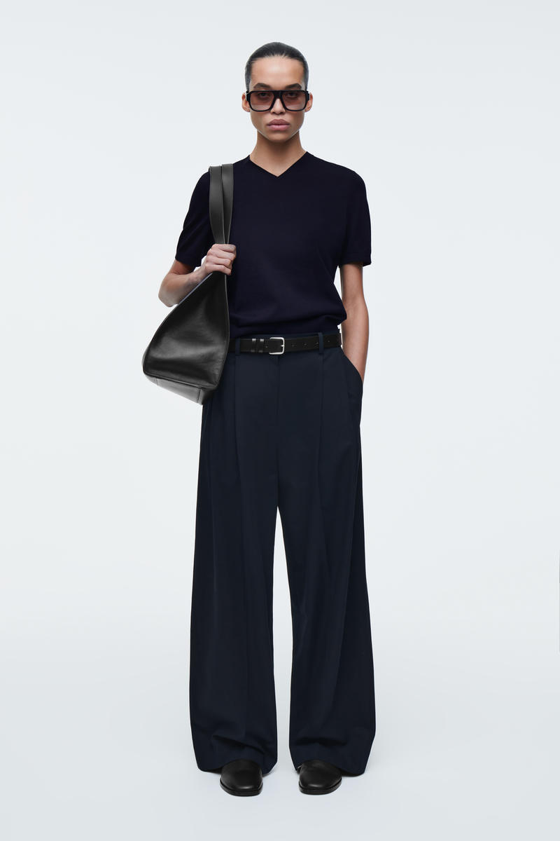 COS ニットコットンVネックTシャツ