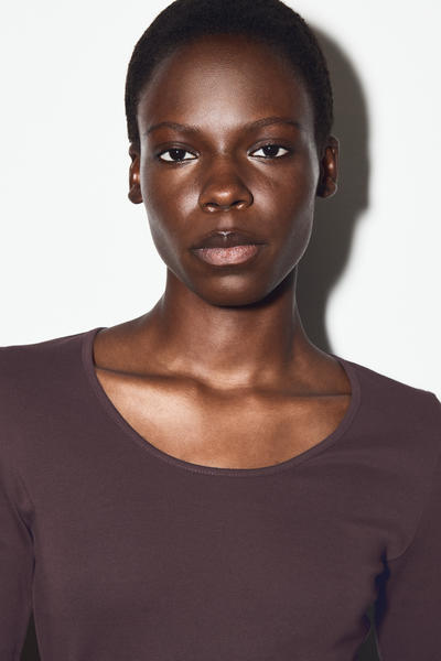 COS スリムフィット スクープネックコットンTシャツ