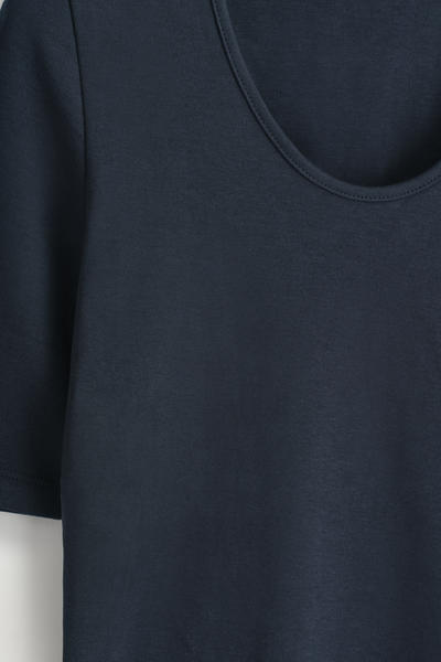 COS スリムフィット スクープネックコットンTシャツ