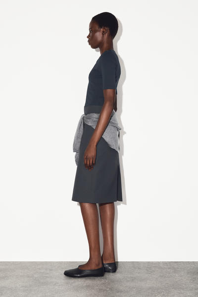 COS スリムフィット スクープネックコットンTシャツ