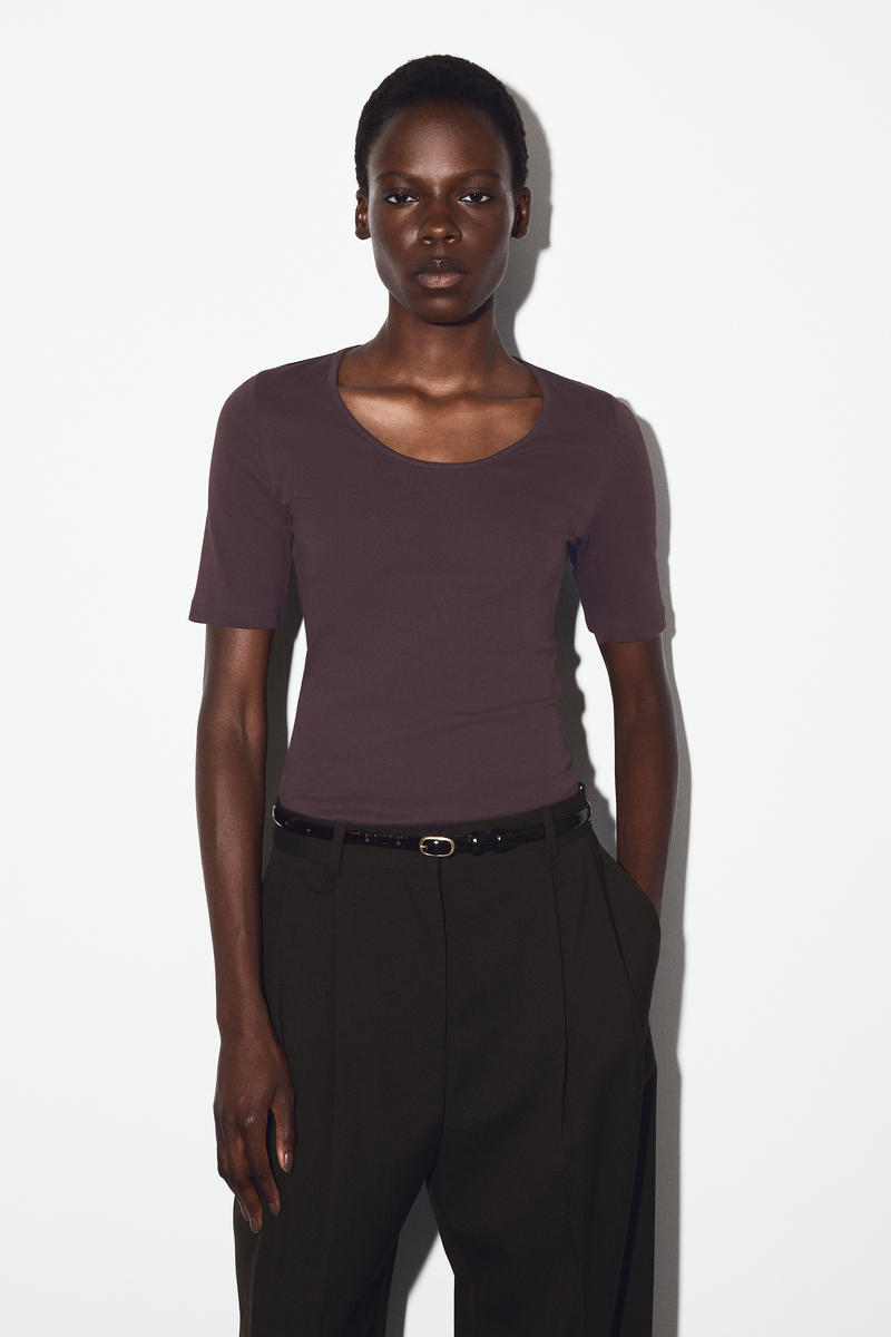 COS スリムフィット スクープネックコットンTシャツ