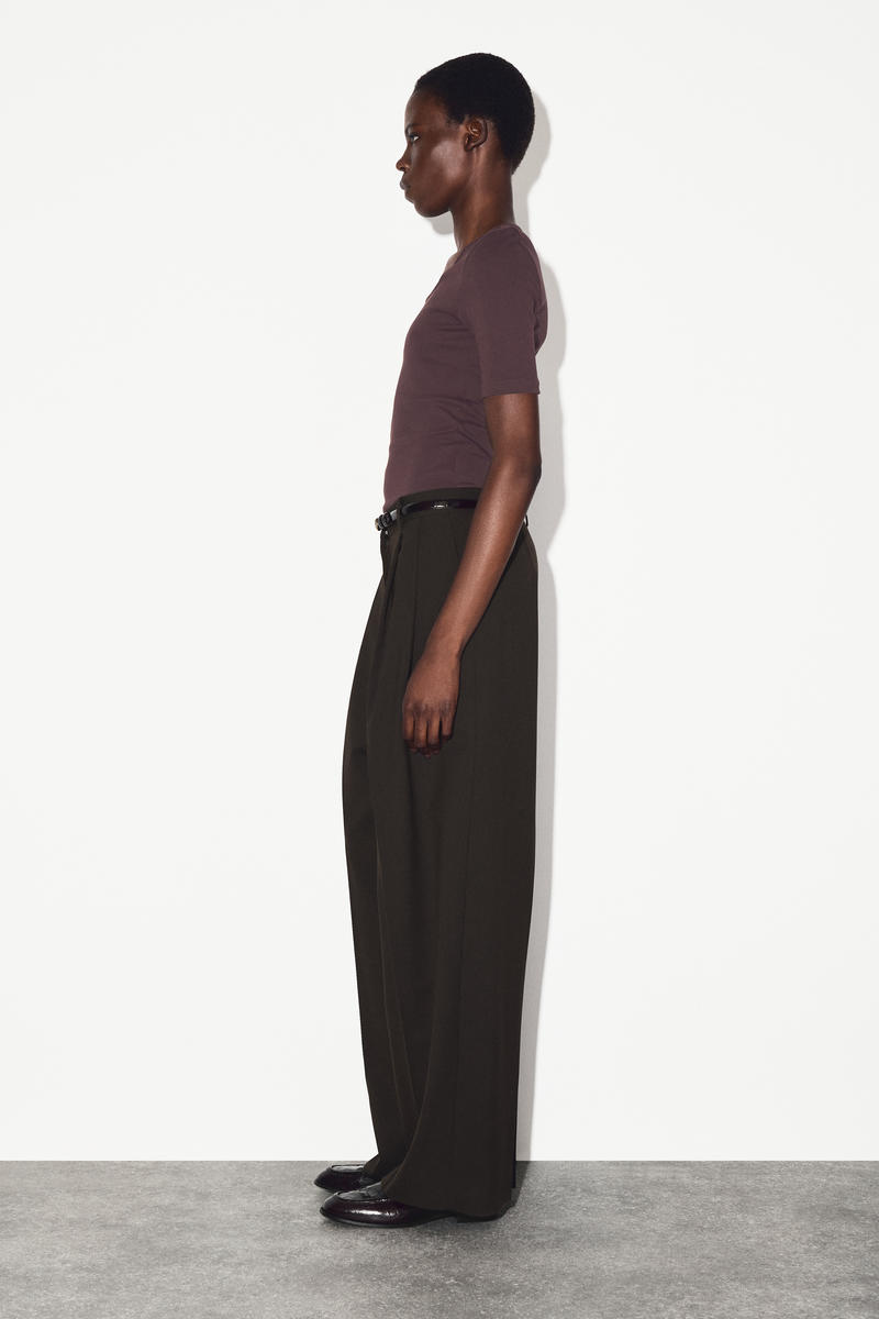 COS スリムフィット スクープネックコットンTシャツ