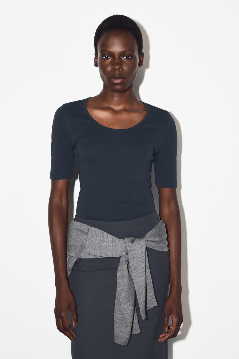 COS スリムフィット スクープネックコットンTシャツ