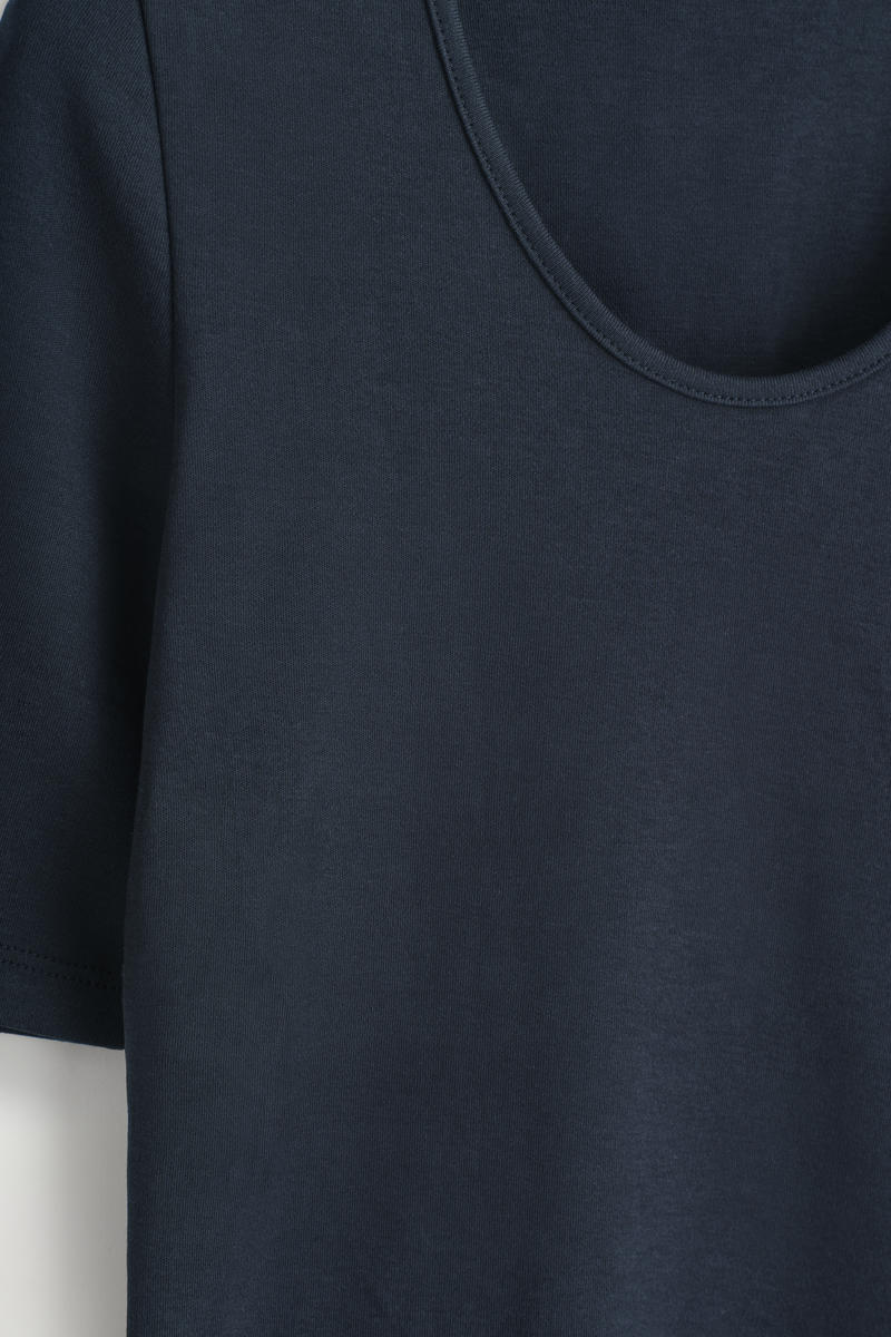 COS スリムフィット スクープネックコットンTシャツ