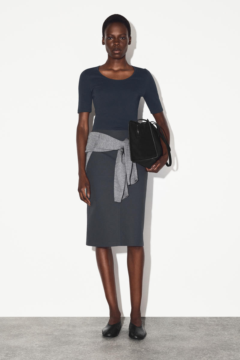 COS スリムフィット スクープネックコットンTシャツ