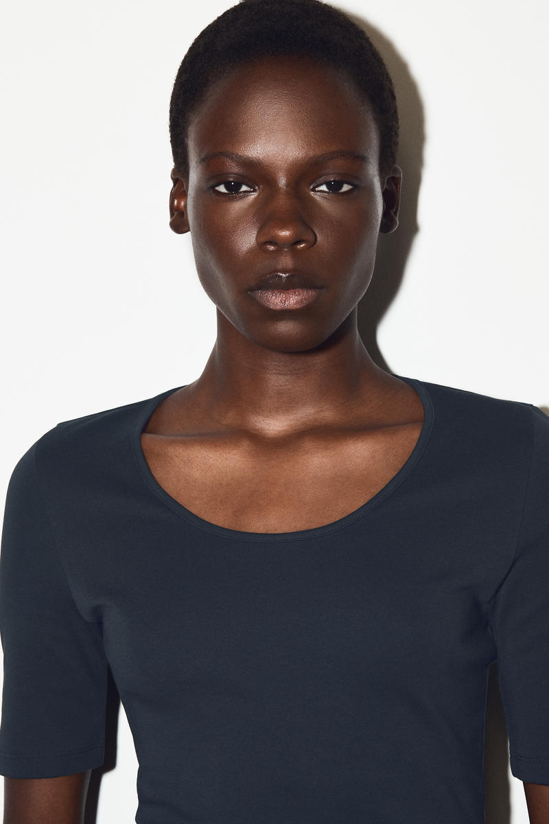 COS スリムフィット スクープネックコットンTシャツ