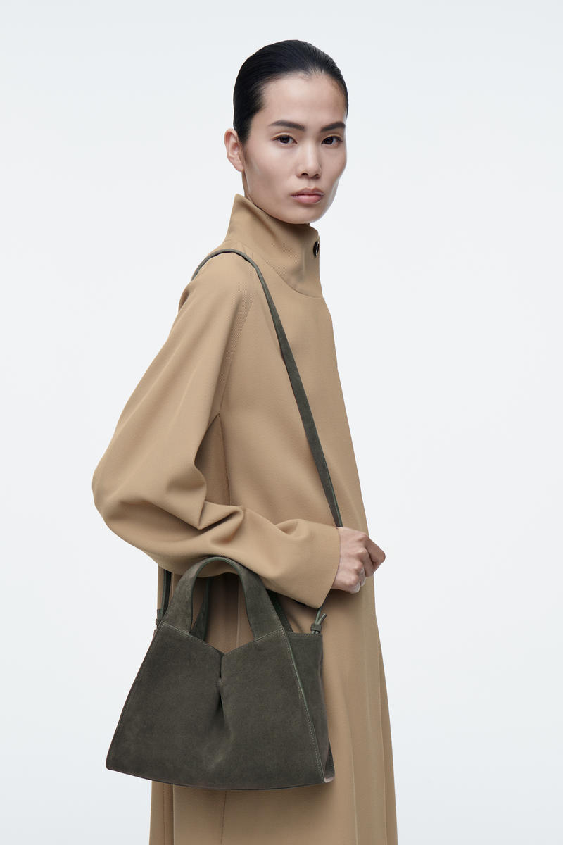 ALCOVE MINI TOTE - SUEDE ALCOVEミニトート - スエード|COS ALCOVE MINI TOTE - SUEDE ALCOVEミニトート - スエード|COS