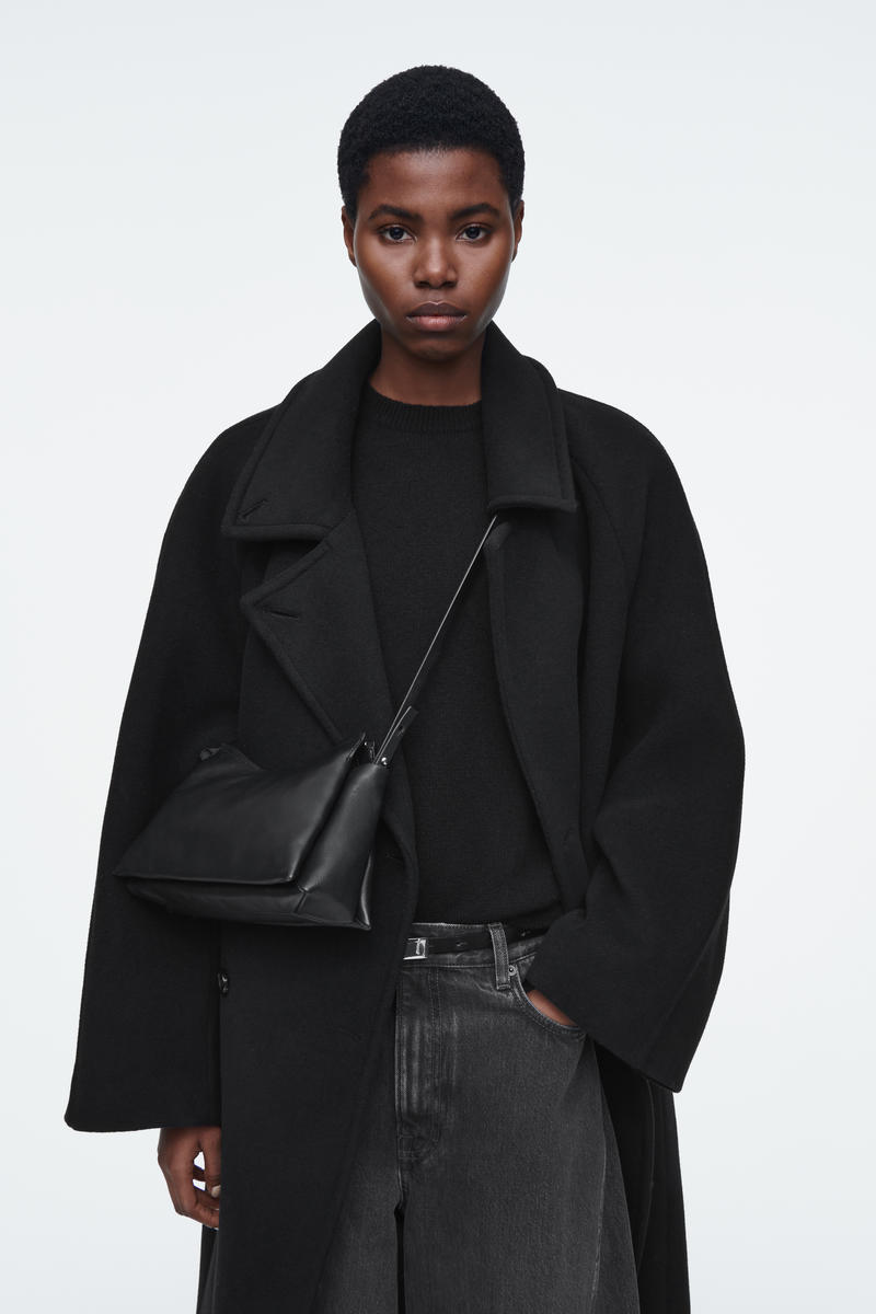 COS レザークロスボディバッグ ブラック　※完売品！ COS レザー クロスボディバッグ ユニセックス (COS/ショルダーバッグ