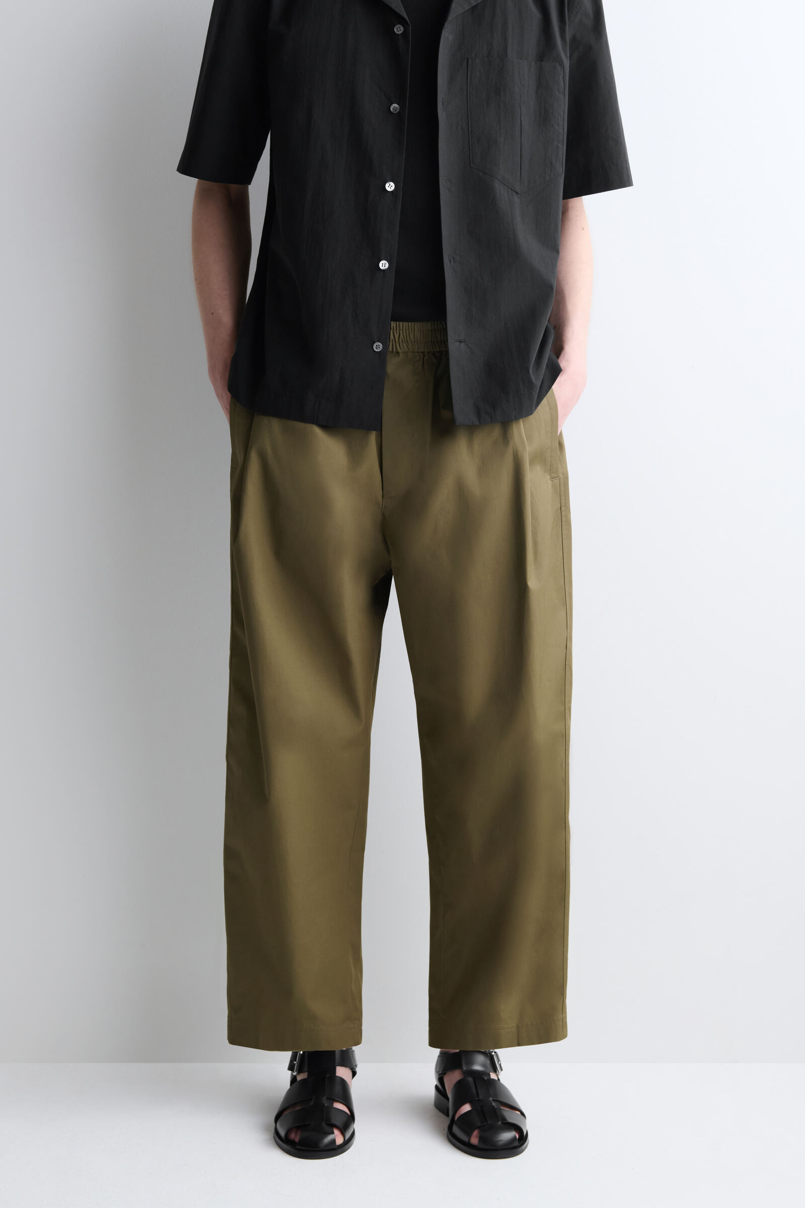 CROPPED ELASTICATED WIDE-LEG TROUSERS クロップドゴム入り ワイド