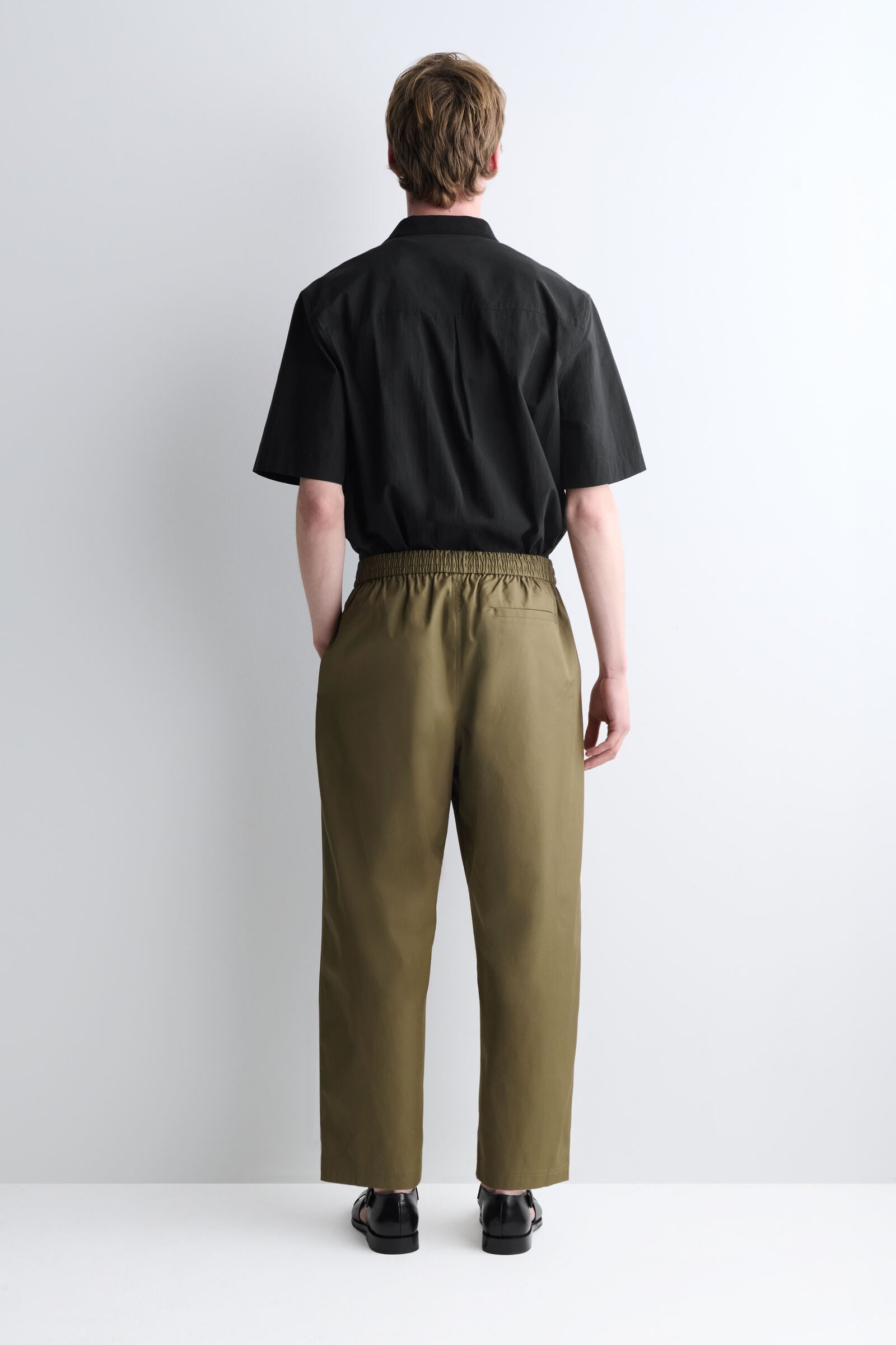 CROPPED ELASTICATED WIDE-LEG TROUSERS クロップドゴム入り ワイド
