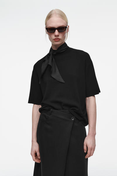 COS スカーフディテールメリノウールTシャツ