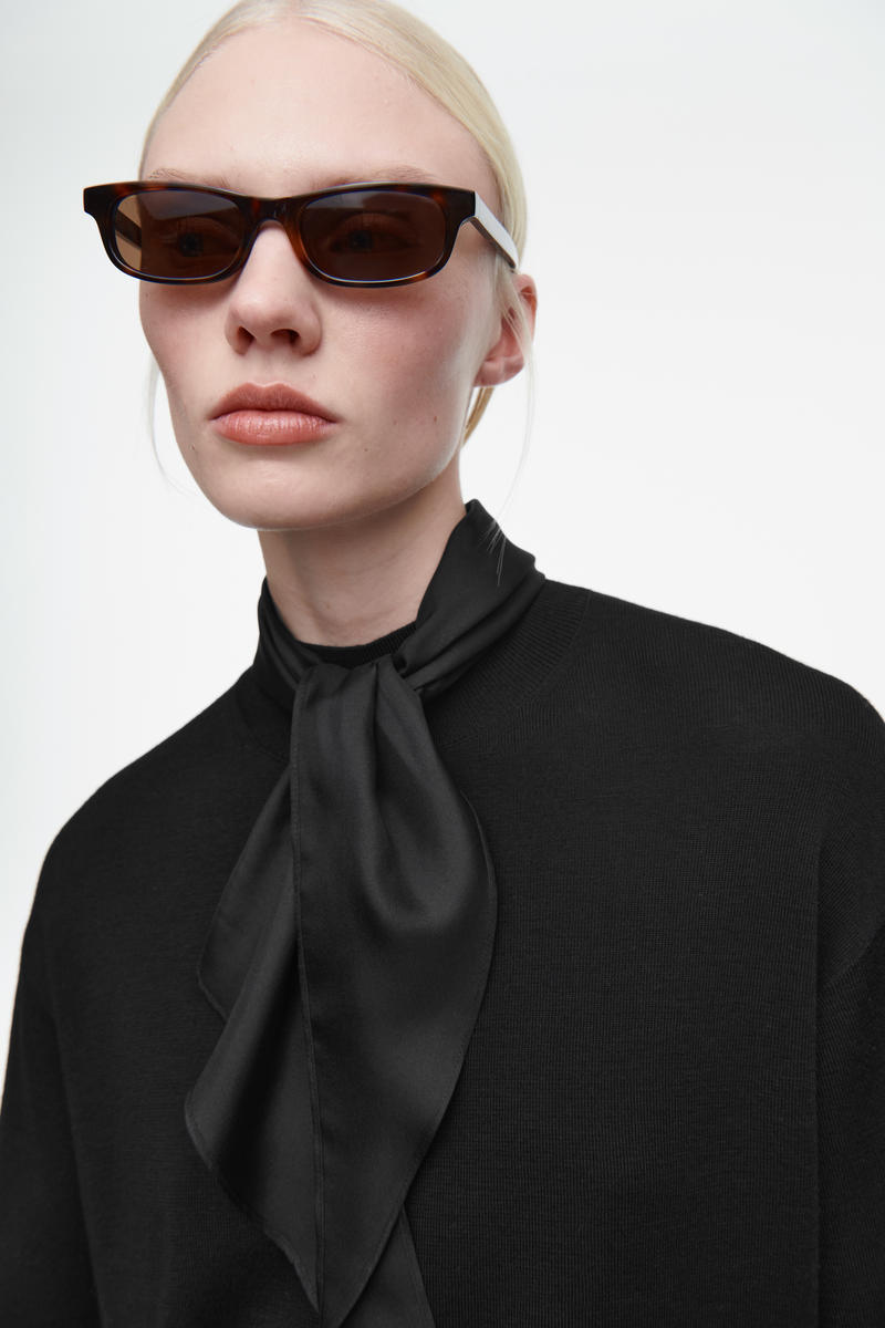 COS スカーフディテールメリノウールTシャツ