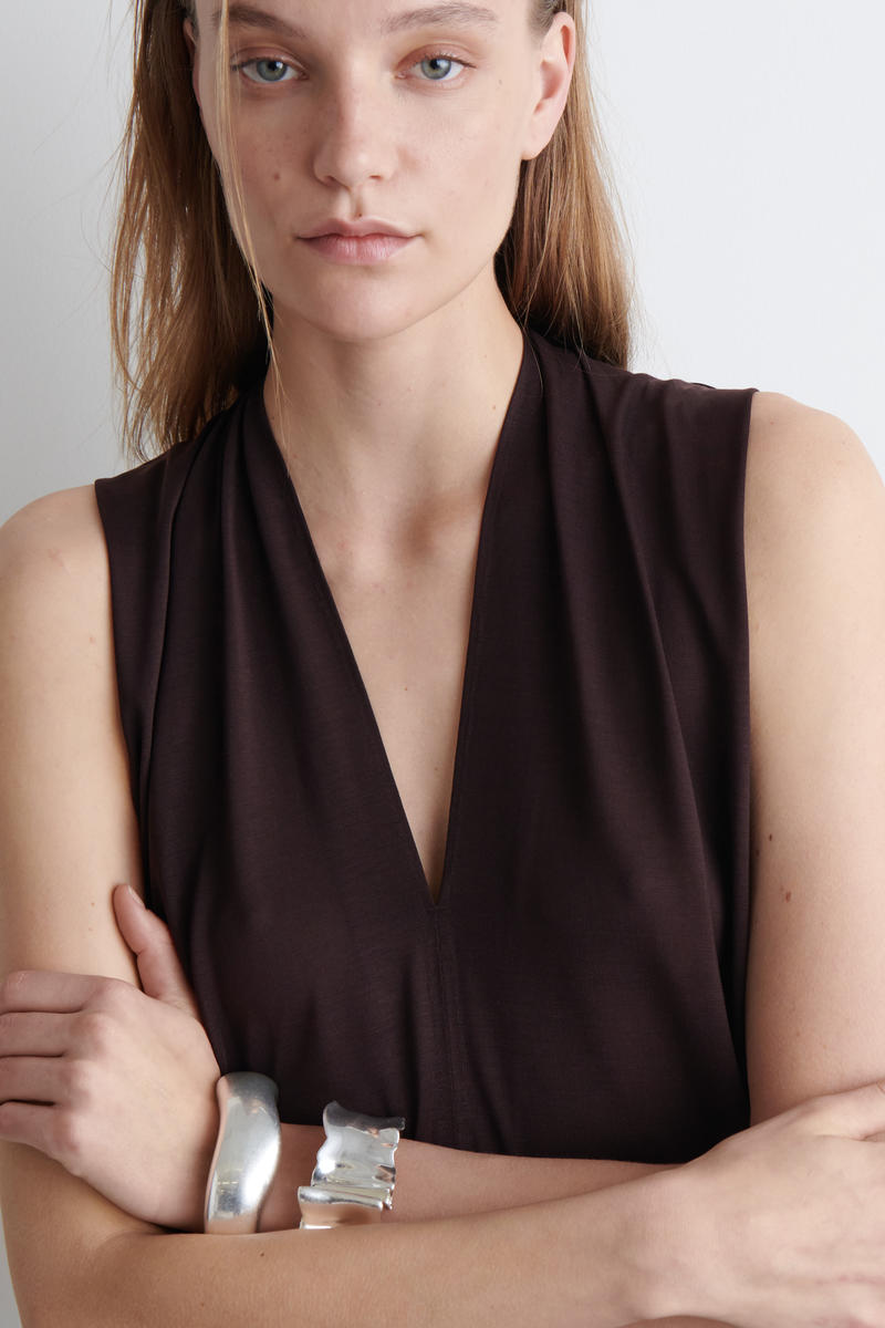 COS ドレープVネックマキシワンピース