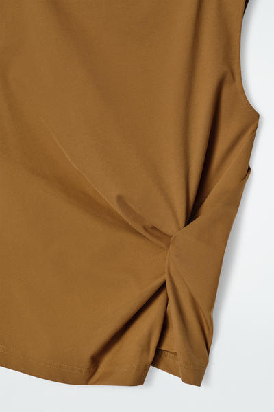 COS ツイストディテールトップ