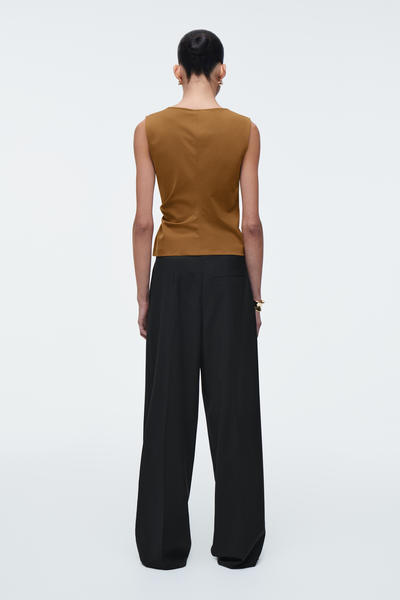 COS ツイストディテールトップ