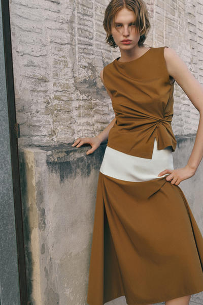 COS ツイストディテールトップ