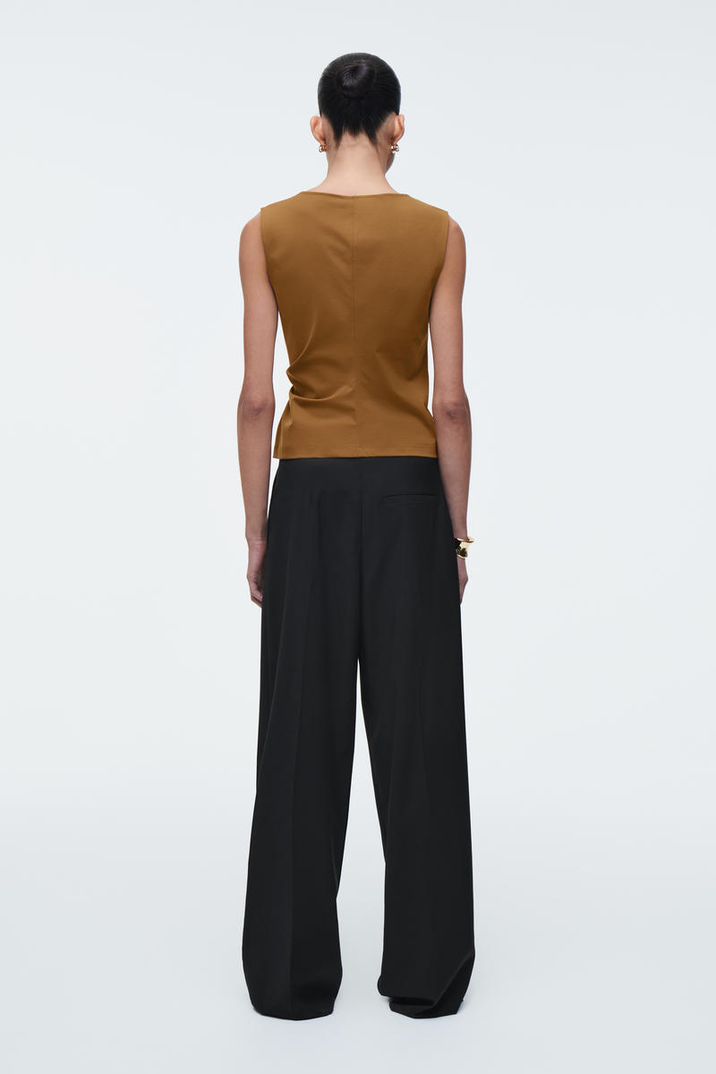 COS ツイストディテールトップ