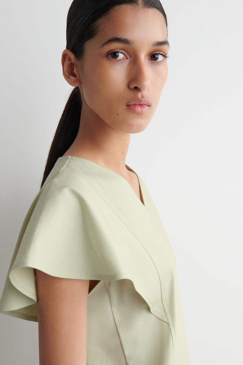 COS ペタルスリーブコットンミディワンピース