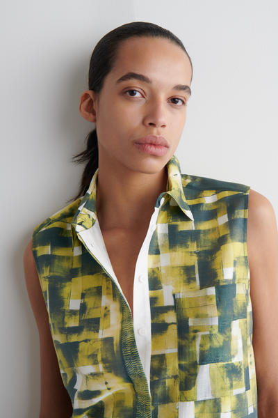 COS プリントノースリーブシャツ