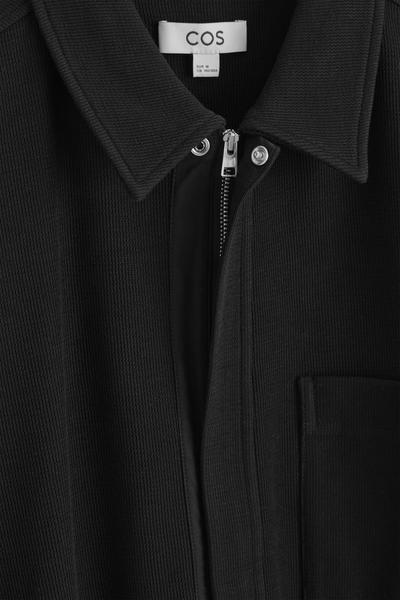 COS テクスチャード コットンジャージー ジップシャツ