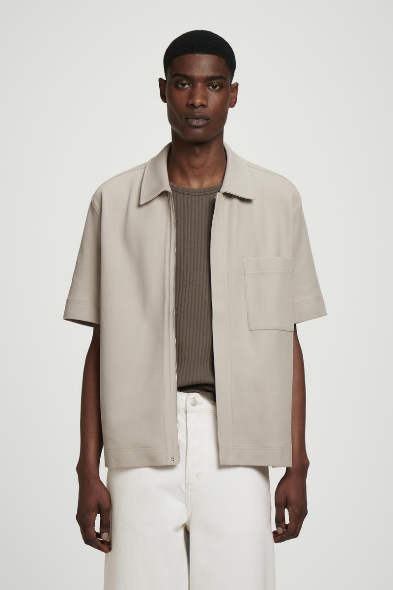 COS テクスチャード コットンジャージー ジップシャツ