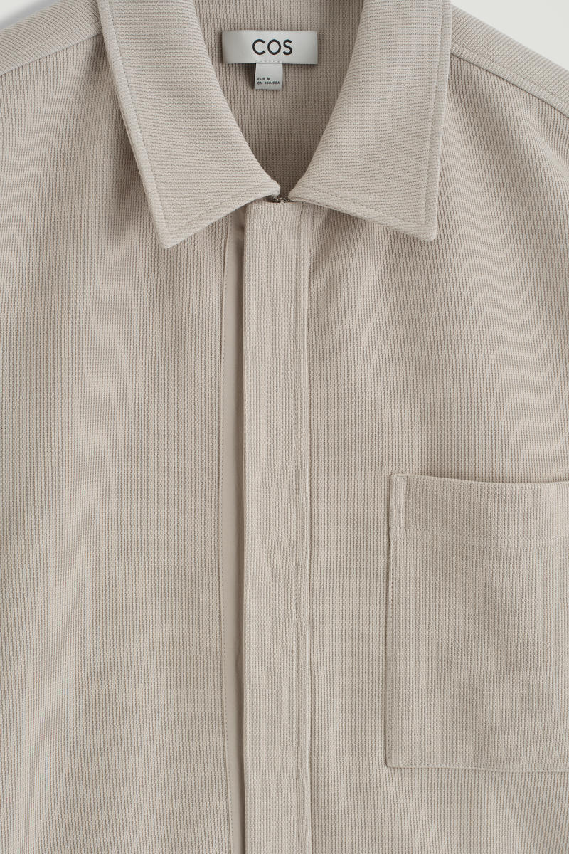 COS テクスチャード コットンジャージー ジップシャツ