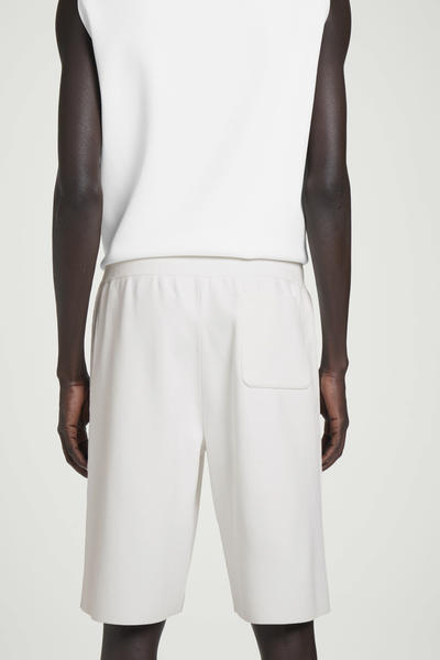 COS ゴム入りニットショートパンツ