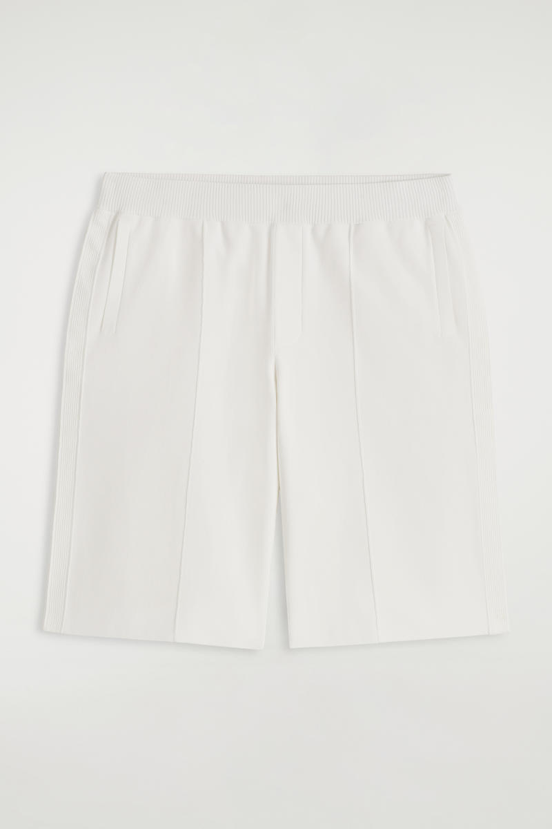 COS ゴム入りニットショートパンツ