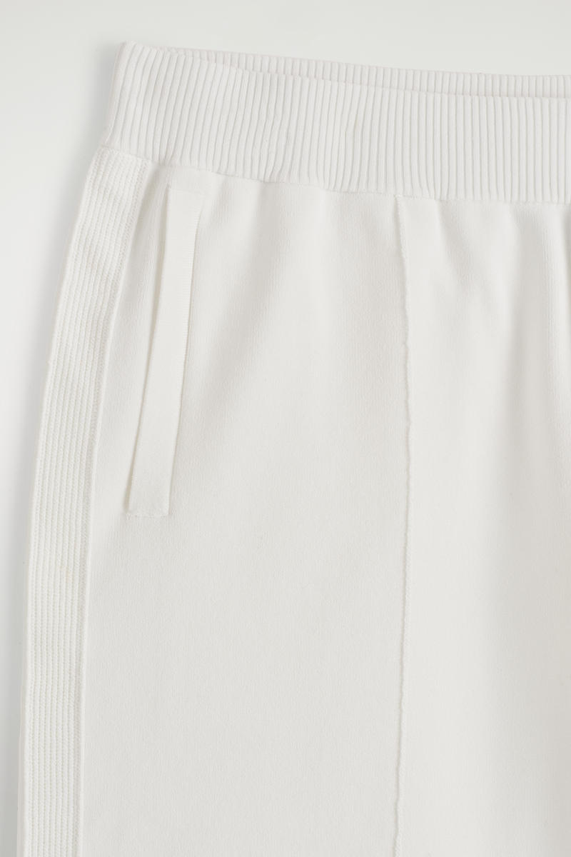 COS ゴム入りニットショートパンツ