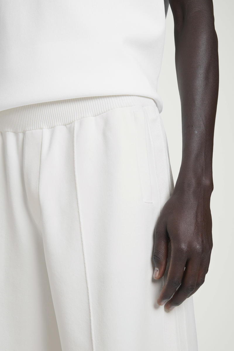 COS ゴム入りニットショートパンツ