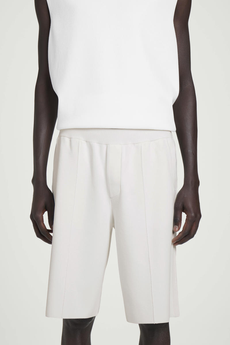 COS ゴム入りニットショートパンツ