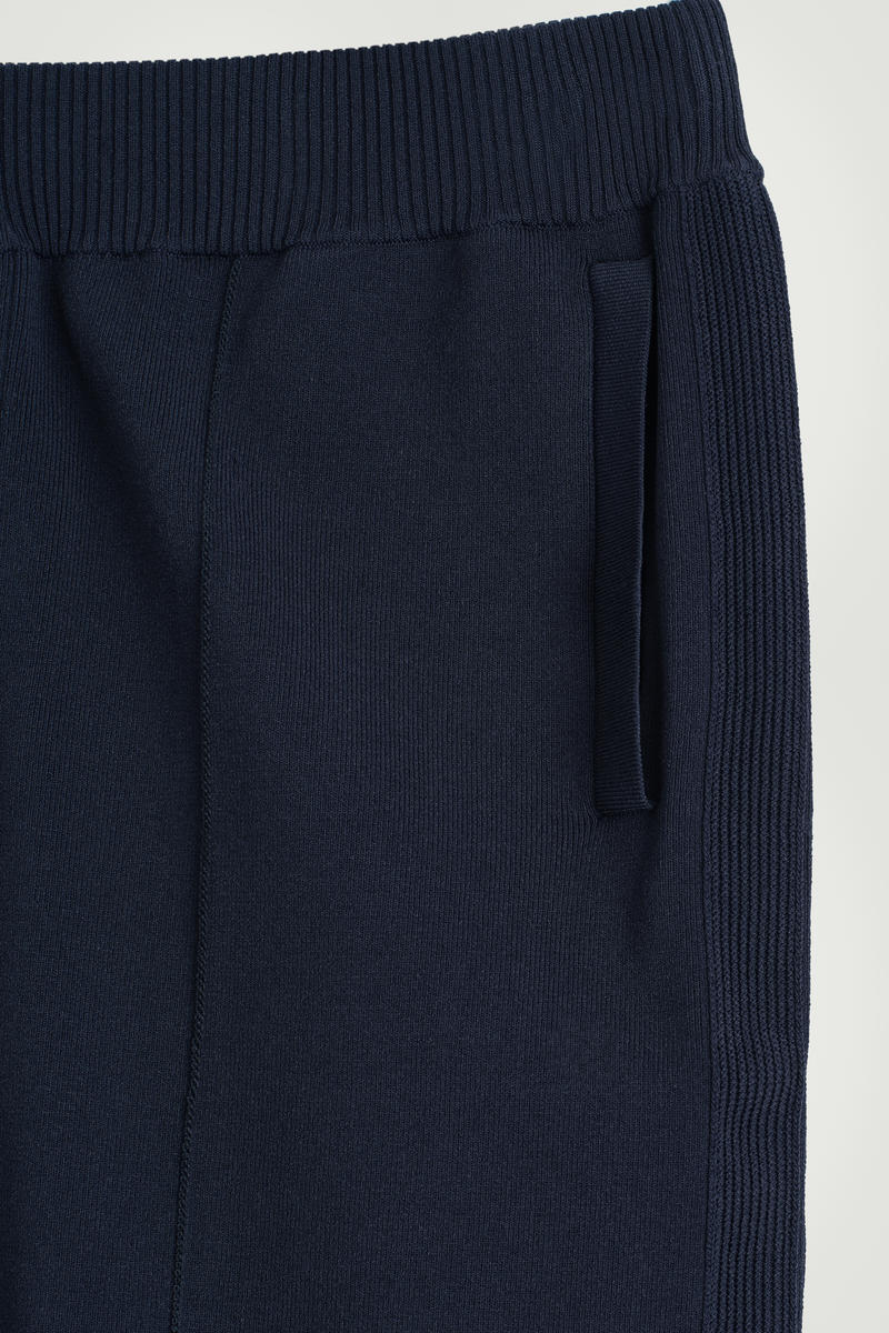 COS ゴム入りニットショートパンツ