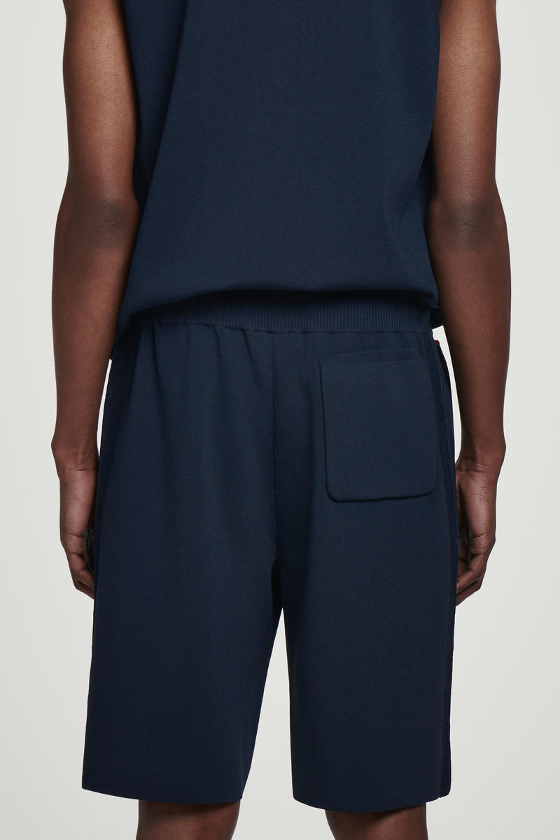 COS ゴム入りニットショートパンツ