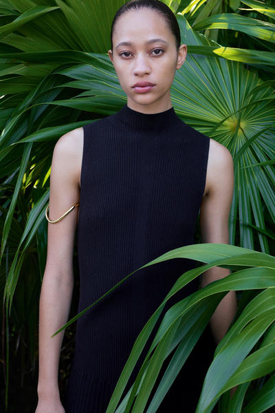 COS プリーツハイネックマキシワンピース