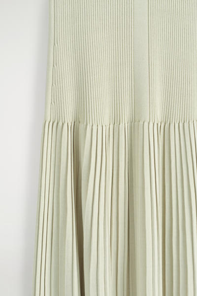 COS プリーツハイネックマキシワンピース