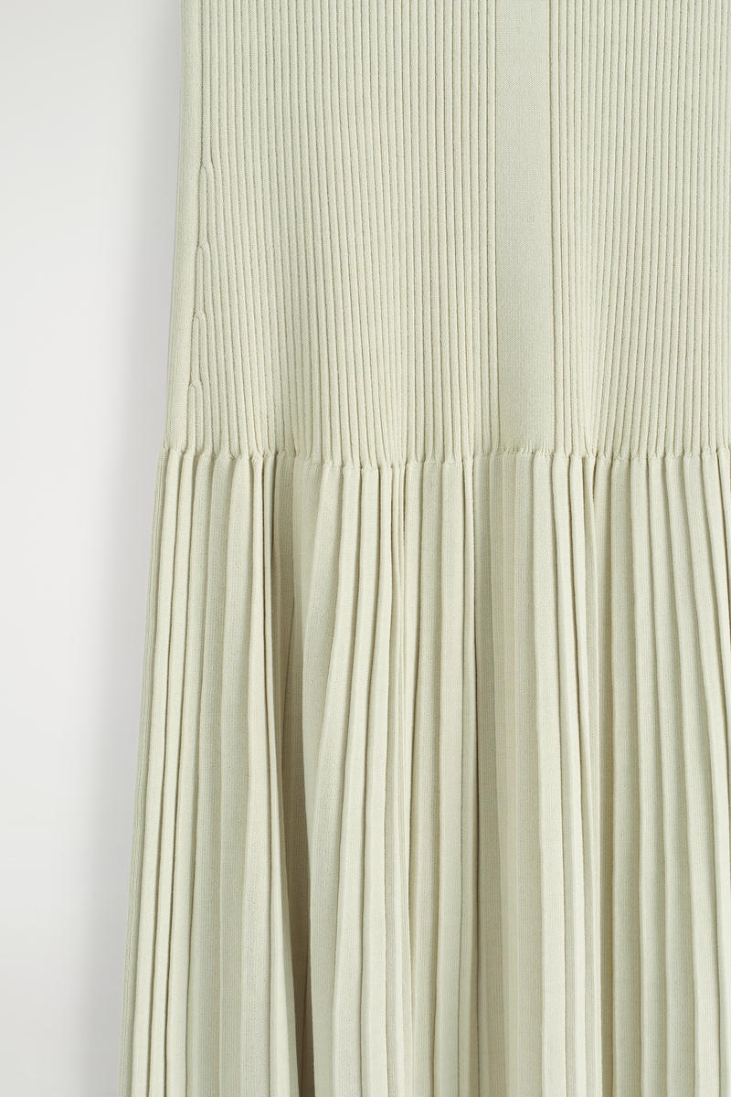 COS プリーツハイネックマキシワンピース
