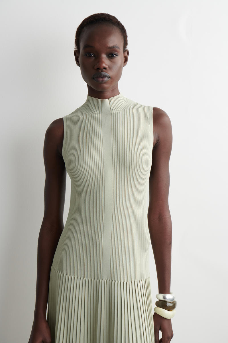 COS プリーツハイネックマキシワンピース