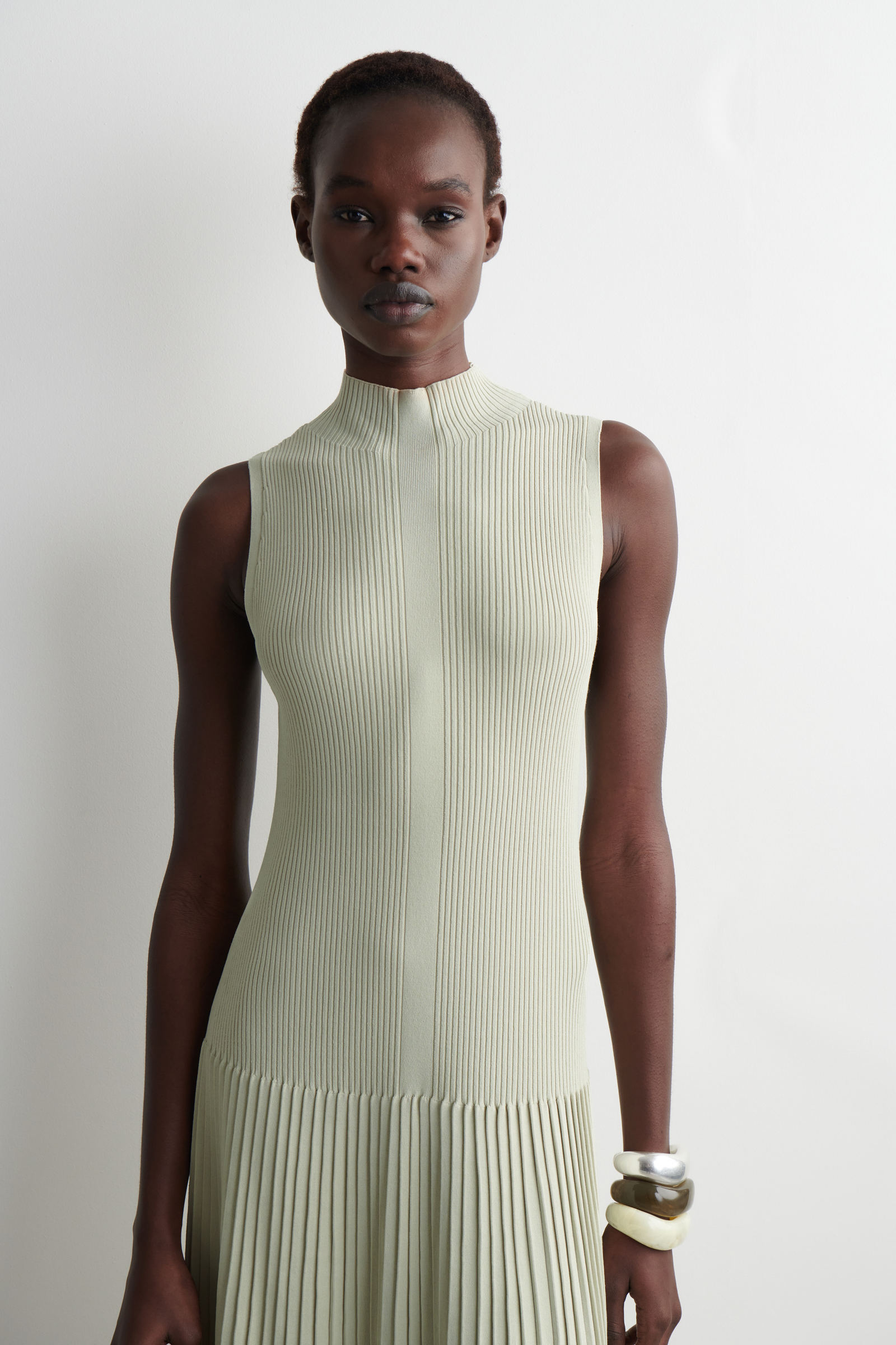 PLEATED HIGH-NECK MAXI DRESS プリーツハイネックマキシワンピース